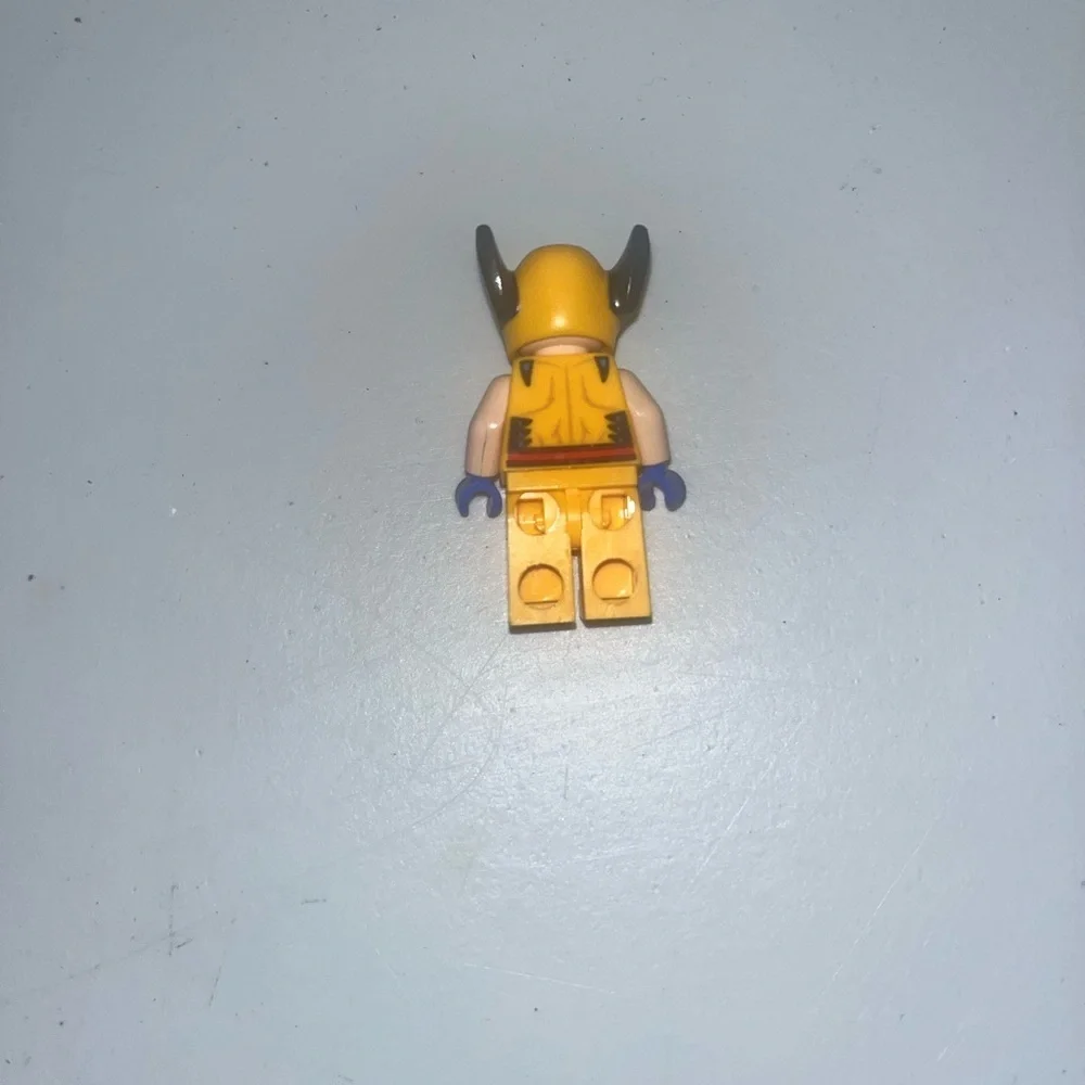 LEGO Marvel Superheroes Wolverine Mask, Blue Hands Minifigure from 76202 - Picture 3 of 6
